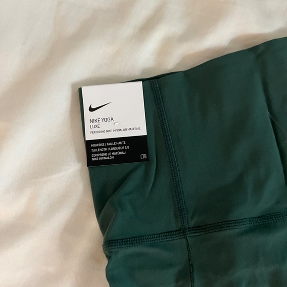 Nike Yoga Luxe High Rise 7/8 Leggings in Green Lace - Picture 4 of 6